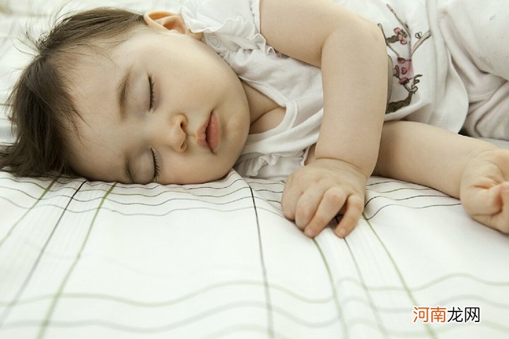宝宝睡觉时头总向上拱？背后有这4大原因，最后一个不能忽视