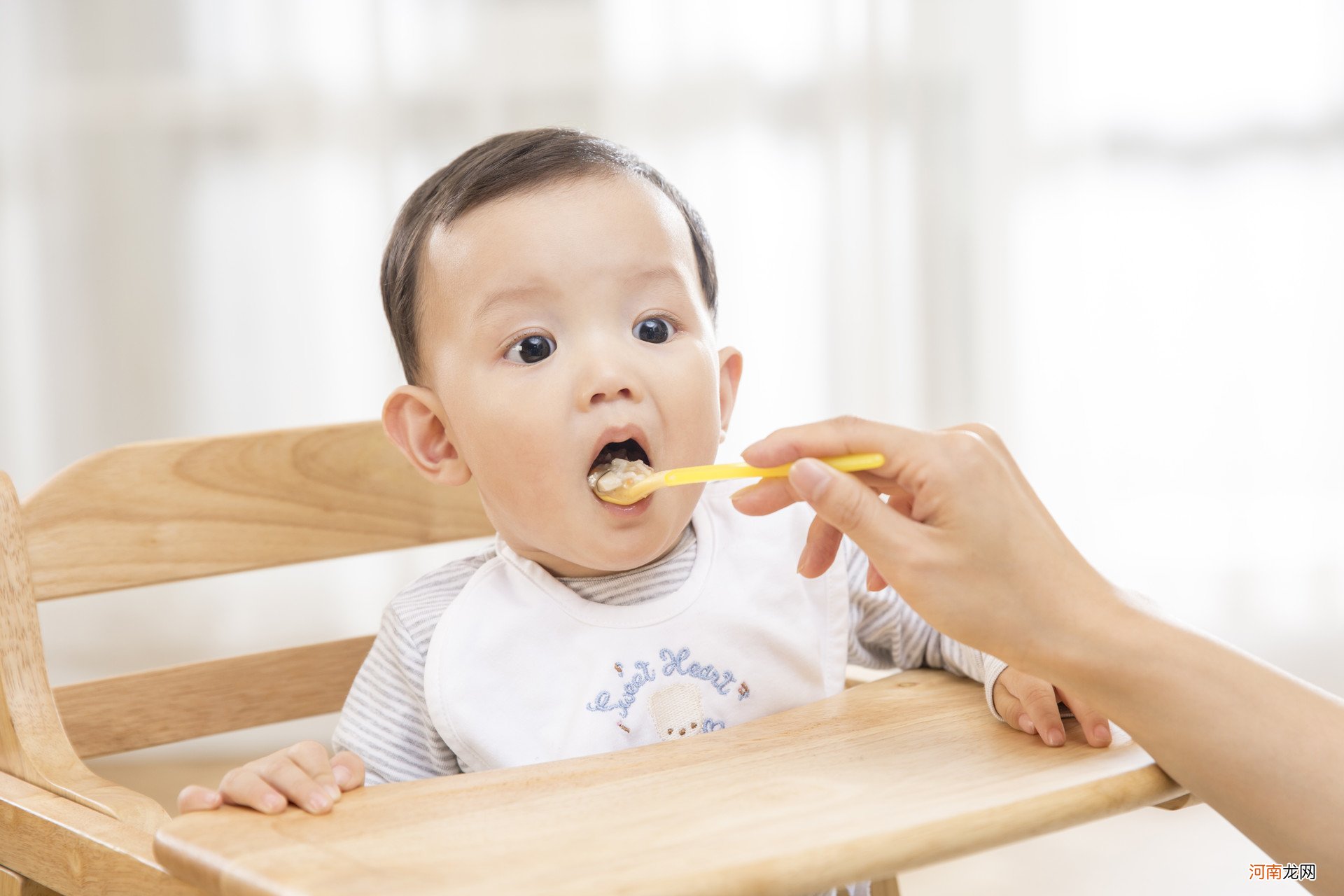 宝宝添加辅食需避开3个“坑”，牢记3个原则，宝宝发育好智商高