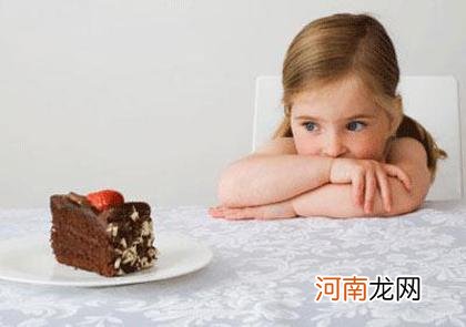 女孩因过度吃甜食近视1500度，从小爱吃糖的孩子，父母要警惕