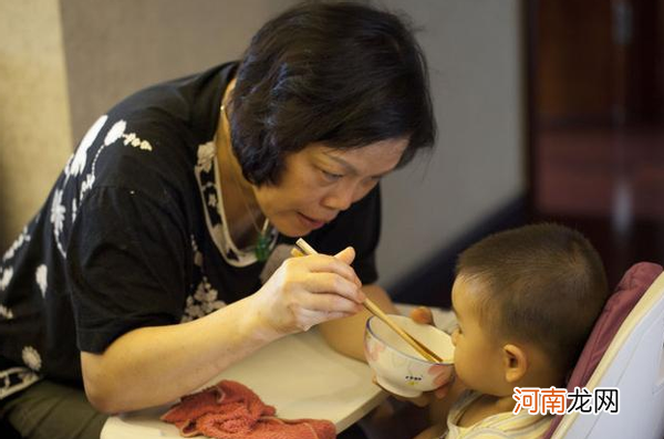 奶奶带娃6年，孩子未见积食！医生：谨记这“2事”，脾胃壮如牛