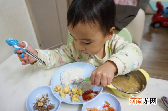 奶奶带娃6年，孩子未见积食！医生：谨记这“2事”，脾胃壮如牛