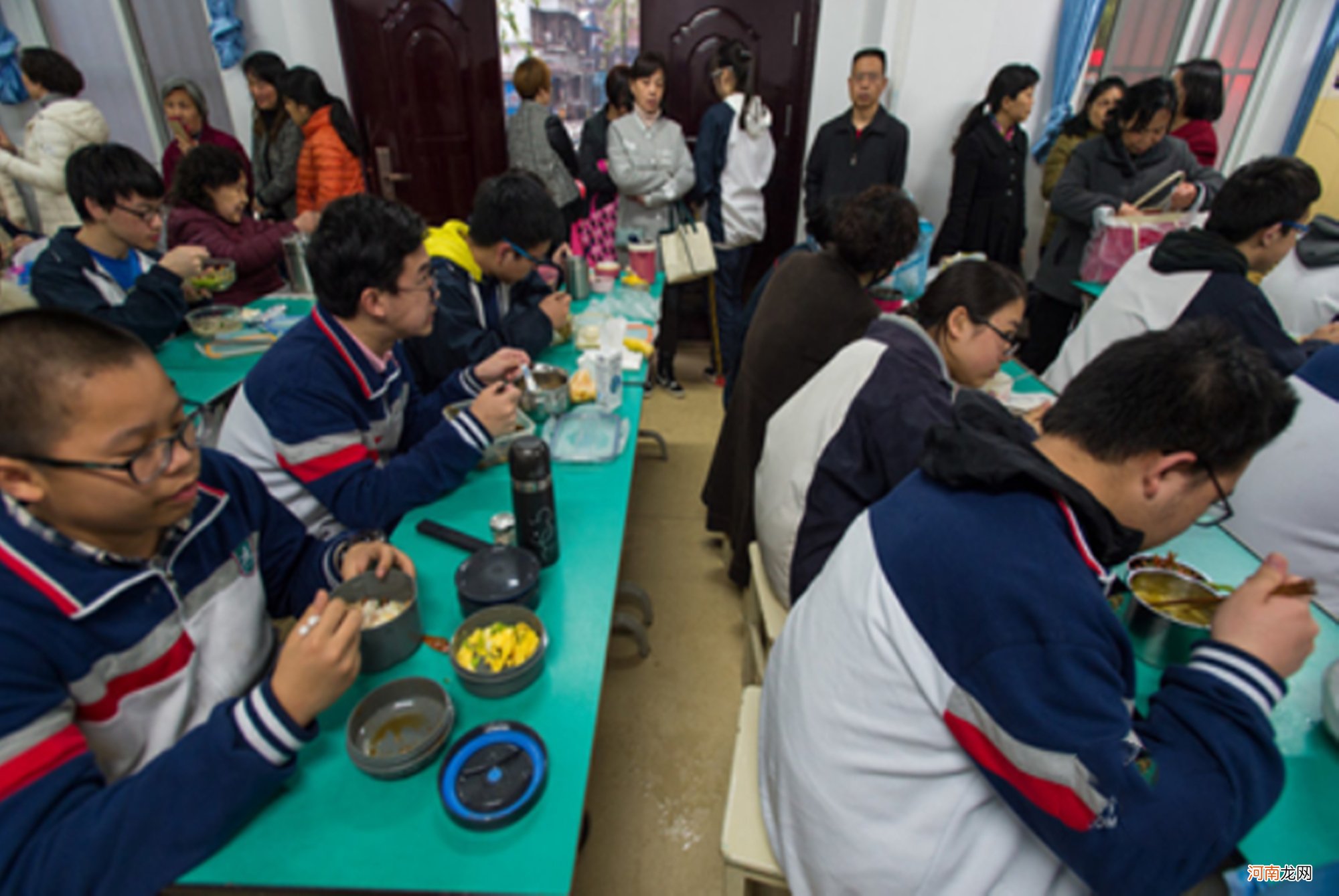 小学接娃初中陪读高中送饭，娃在上学父母在历劫，每个阶段都重要