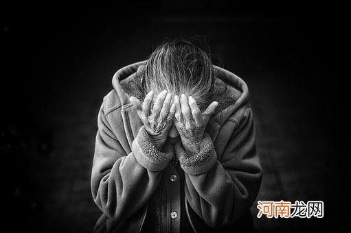 67岁高龄孕妇，平安产女：老来得子，是“天赐”幸福还是前路荆棘