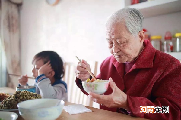 假期去姥姥家还是奶奶家？孩子的选择几乎一致，和谁更亲关系不大