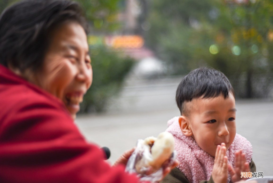 假期去姥姥家还是奶奶家？孩子的选择几乎一致，和谁更亲关系不大