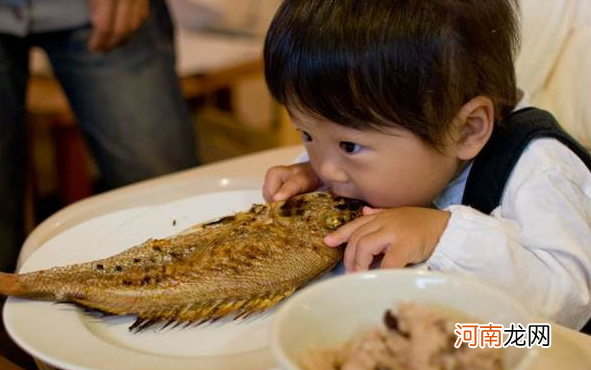 饭桌上的教养决定孩子的未来，有这三种行为的孩子，家长要重视！