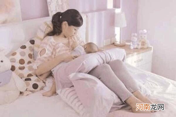 吃奶时宝宝为什么总喜欢对妈妈“动手动脚”？原来宝宝在传达信息