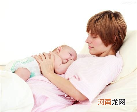 吃奶时宝宝为什么总喜欢对妈妈“动手动脚”？原来宝宝在传达信息