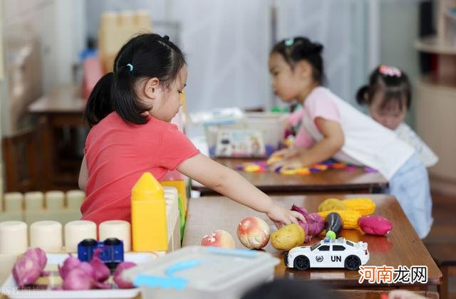 开学第一天，中日幼儿园门口上演截然不同的一幕，终于知道缺了啥