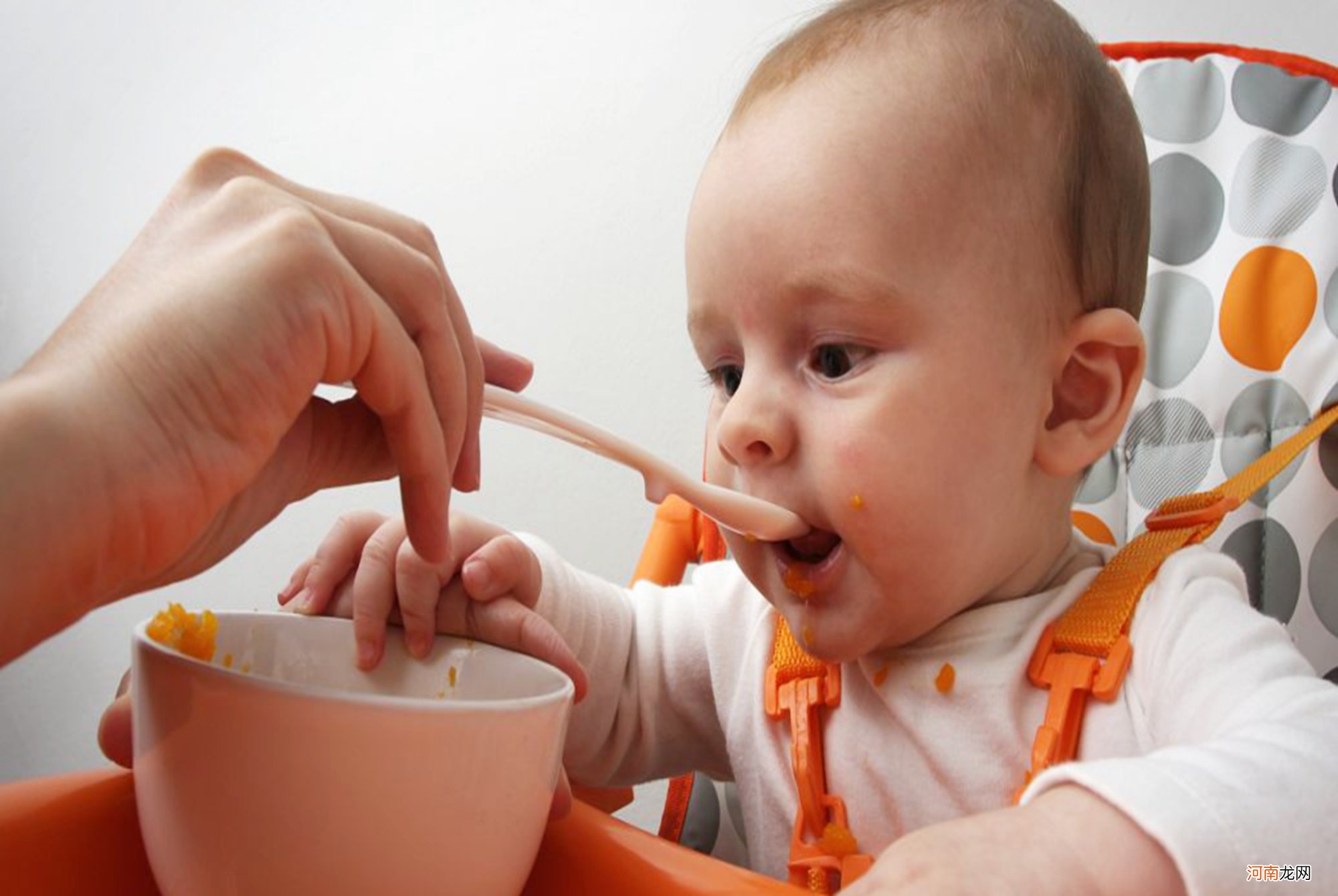 8个月的宝宝吃饭像“战场”？学会自主进食三步走，饭渣秒变饭神
