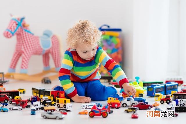 美国心理学家：“玩具多”和“玩具少”的孩子，长大后的差距很大