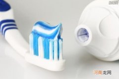买牙膏要注意啦 10岁娃用牙洞修复牙膏后损失6颗牙