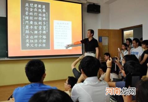 男女学生混合洗澡 高校男女共用大学隔间式公共浴室