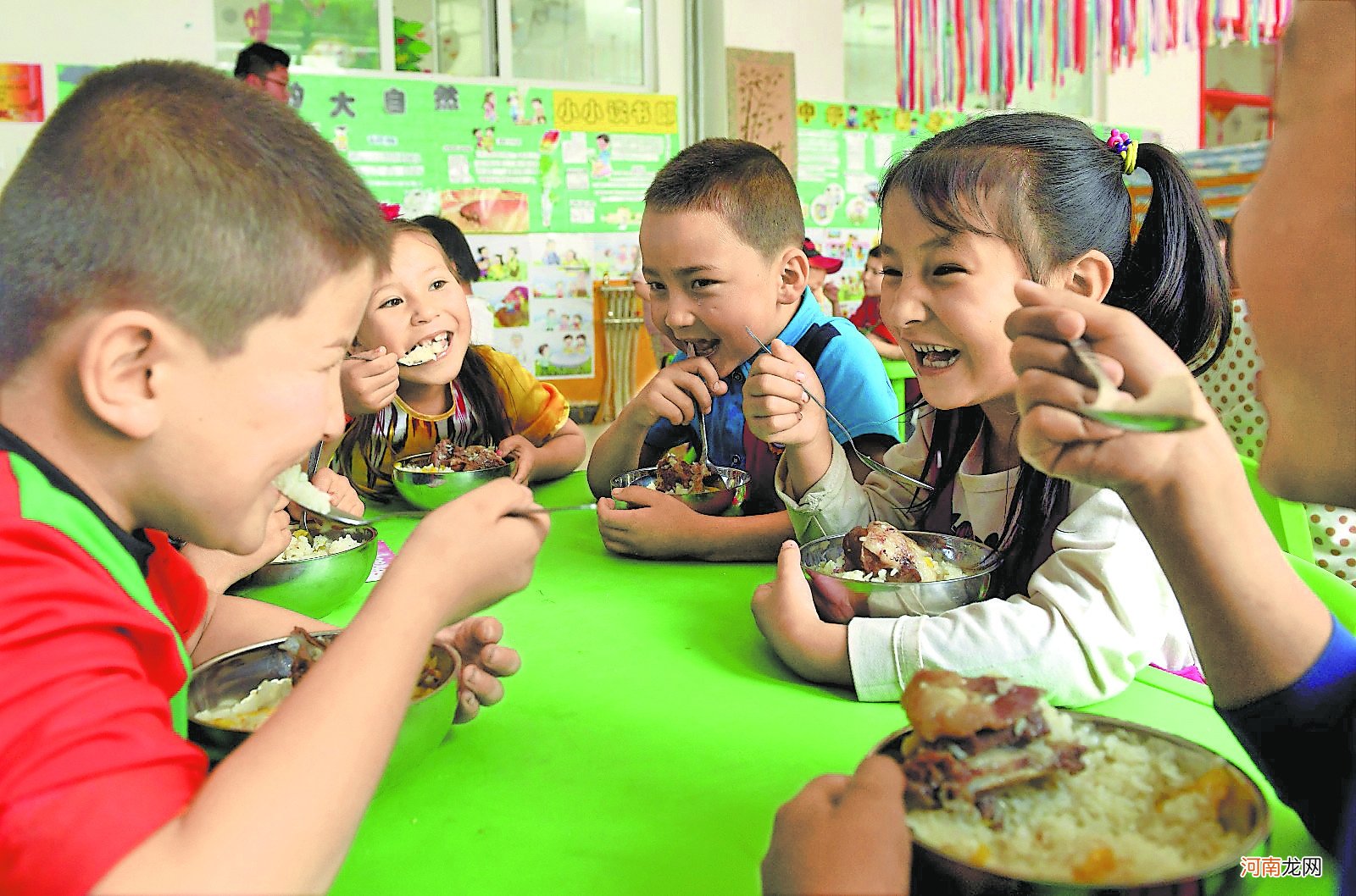 中外学前教育机制对比，我国幼儿园特点鲜明，家长称赞更适合孩子