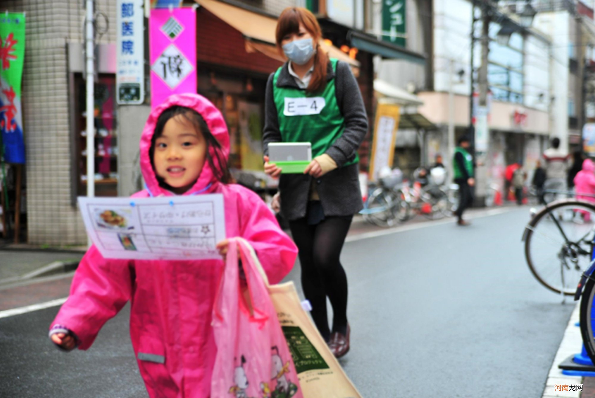 日本小学生上学第一天，表现刺痛中国父母，惯子如杀子真没说错