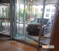 突发！美国驻韩大使馆车辆出车祸：撞上大楼 玻璃门碎一地