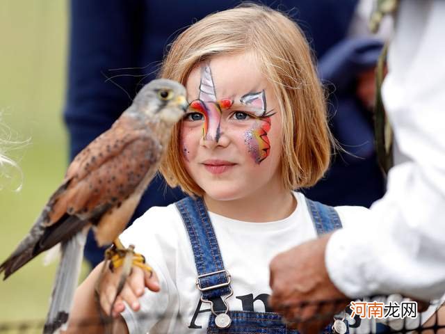 英女王曾外孙女米娅不仅是小皮猴，还是个小喇叭，胖嘟嘟小妞太可爱