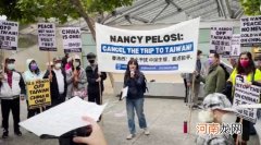 美国华裔抗议“佩洛西欲窜访台湾”：手持“一个中国”标语高呼“要和平”