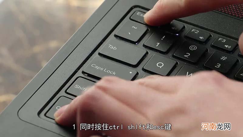 win10屏幕黑屏就剩鼠标