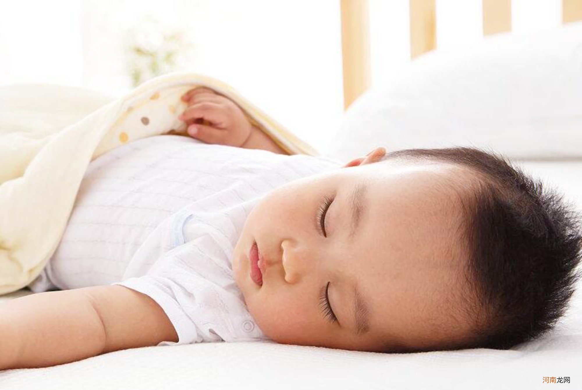 宝宝睡着后，总是不经意间地“满床滚”？可能是带娃方式出了问题