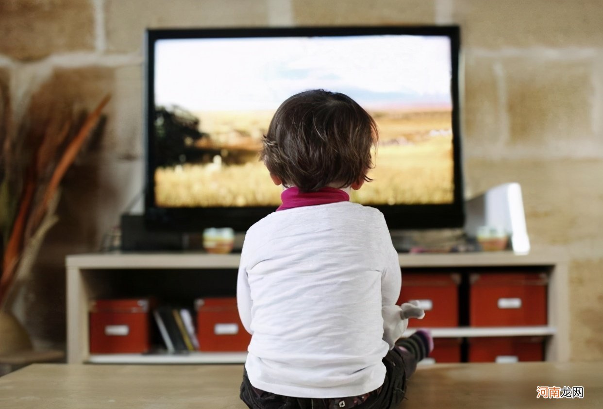 哈佛研究发现：“看电视”和“不看电视”的孩子，长大后差距很大