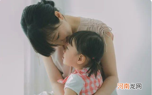 孩子坠床后，妈妈第一步要做的不是“立马抱起”，正确做法要记住