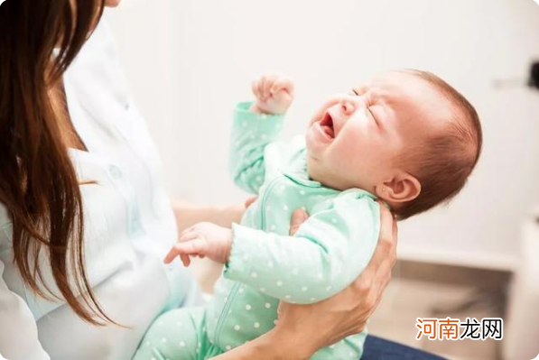 孩子坠床后，妈妈第一步要做的不是“立马抱起”，正确做法要记住