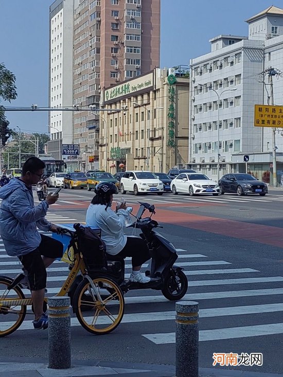 “桑拿天”里奔跑，快递外卖小哥都有高温补贴吗？