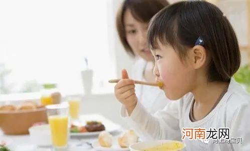 家长喂饭孩子“长不大”，自主吃饭法则别错过