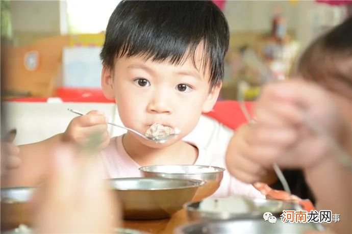 宝宝多大能吃“大人饭”？很多家长搞错时间了