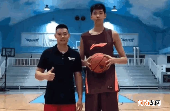 中国篮坛最高的十大球员 中国篮球运动员前十名