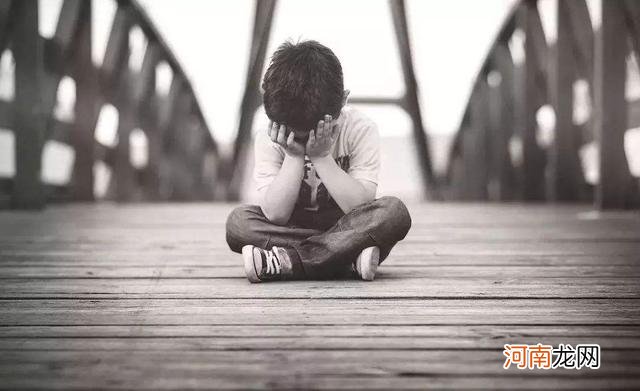 老大常欺负老二，二胎家庭如何改变现状？家长需注意孩子心理变化