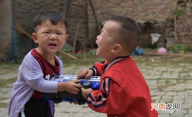 老大常欺负老二，二胎家庭如何改变现状？家长需注意孩子心理变化