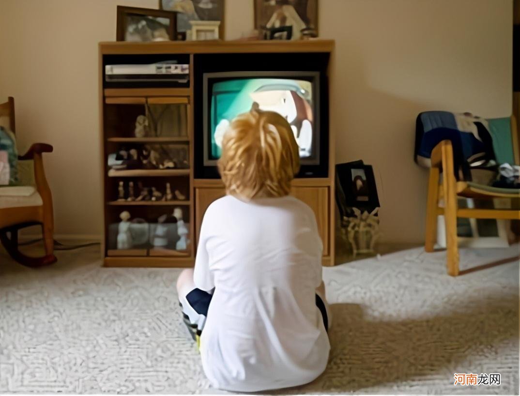 哈佛研究：“看电视”和“不看电视”的孩子，10年后差距巨大