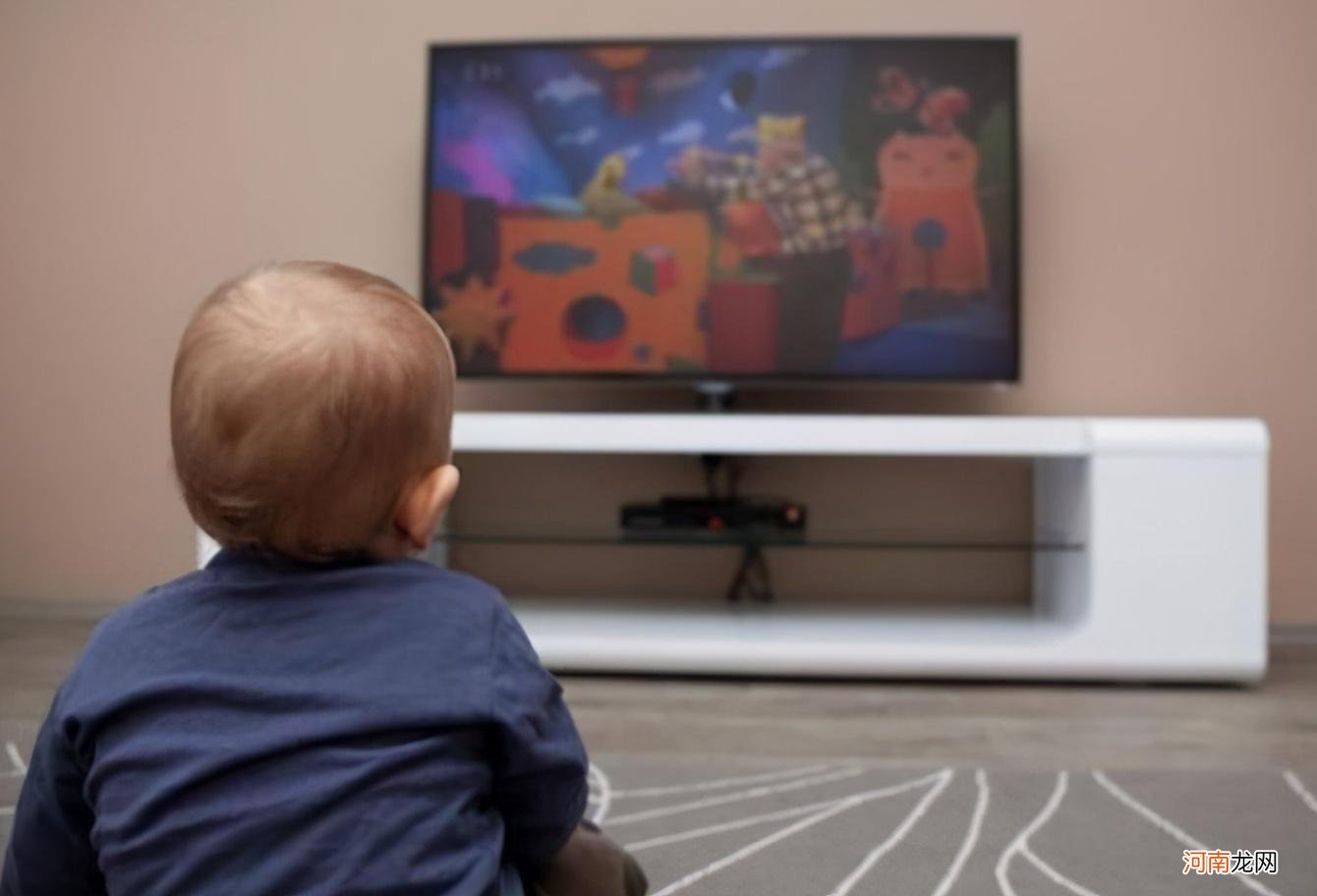 哈佛研究：“看电视”和“不看电视”的孩子，10年后差距巨大