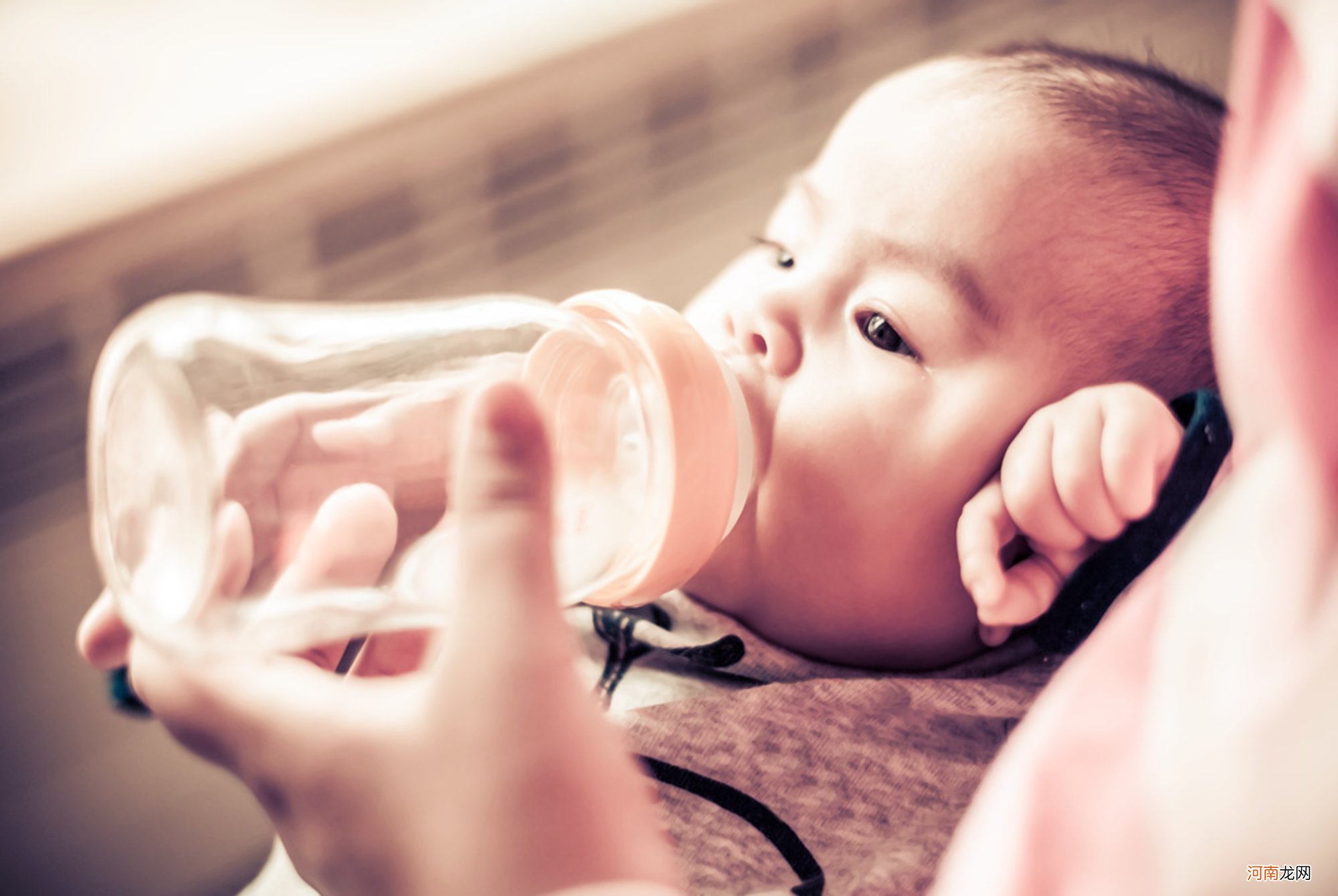 怕宝宝饿肚子而叫醒喂奶？这种错误趁早别犯，耽误宝宝发育