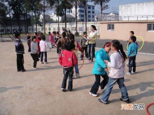 外国孩子课间活动都干啥？看完各国的对比，中国孩子太心酸了
