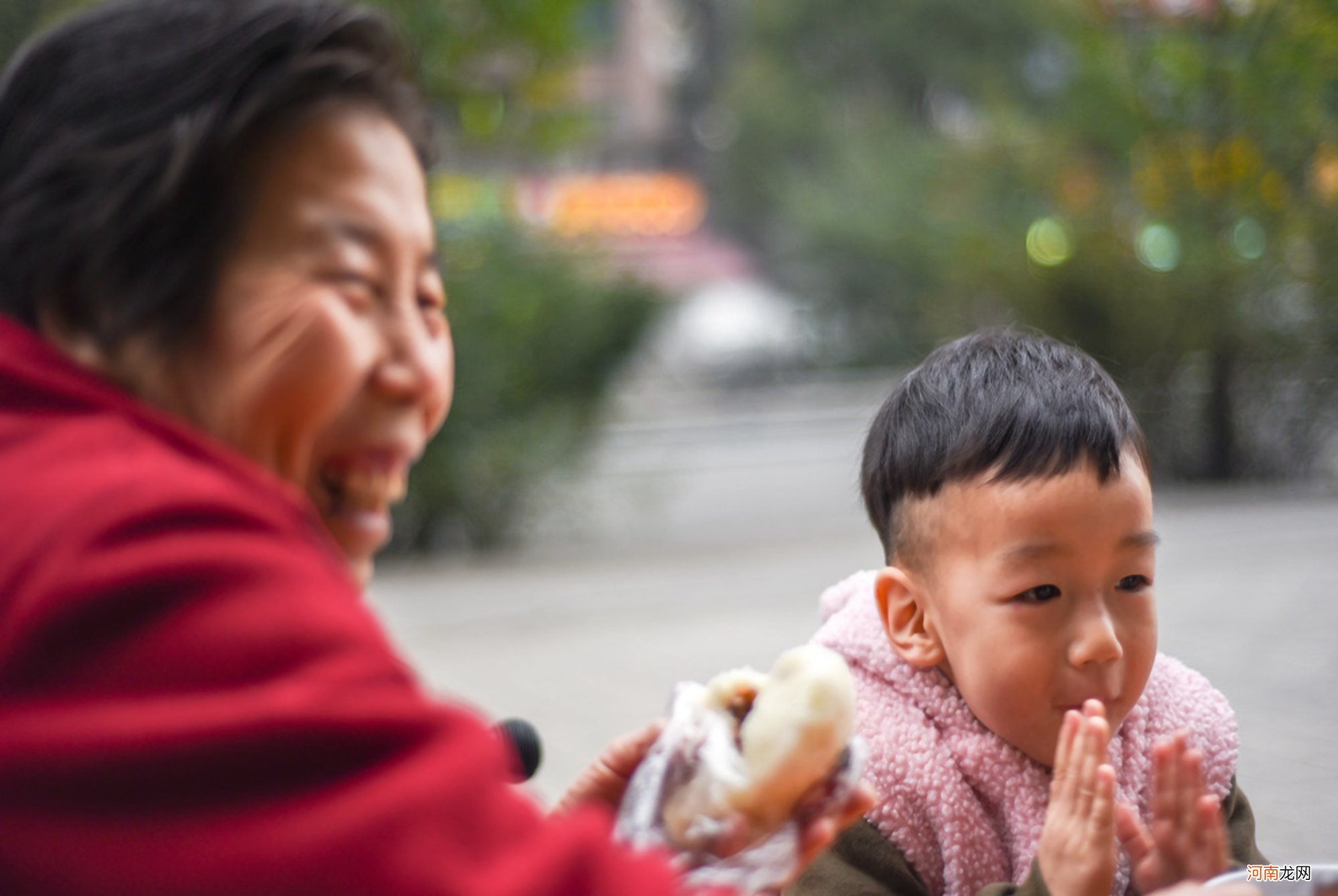 孩子跌倒了就怪板凳？遇事就找外在原因不及时纠正错误，害娃不浅