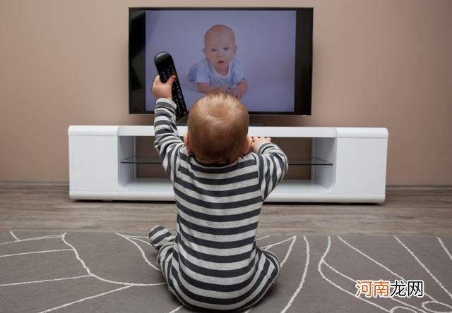 适当看电视对孩子有好处，家长别太紧张，做到4件事可以保护他