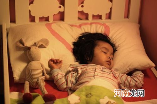 穿“百家衣”孩子好养活？亲戚送的4样东西，最好别收