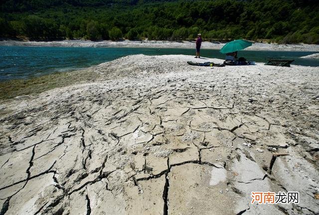 法国高温旱情严重 百余个市镇管道中已无饮用水