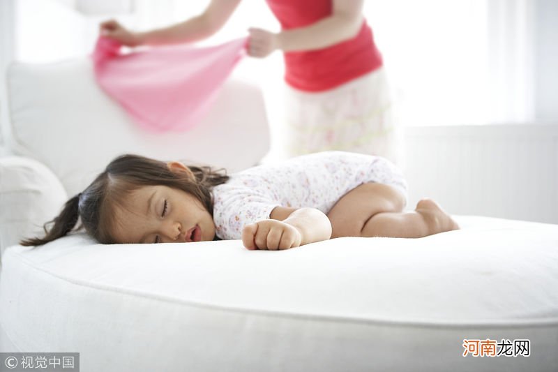 婴儿多大能睡整晚觉？这有8个小妙招，3、4个月宝宝就可以睡整觉