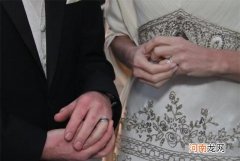 结婚戒指戴哪个手指 新娘结婚戒指戴哪个手