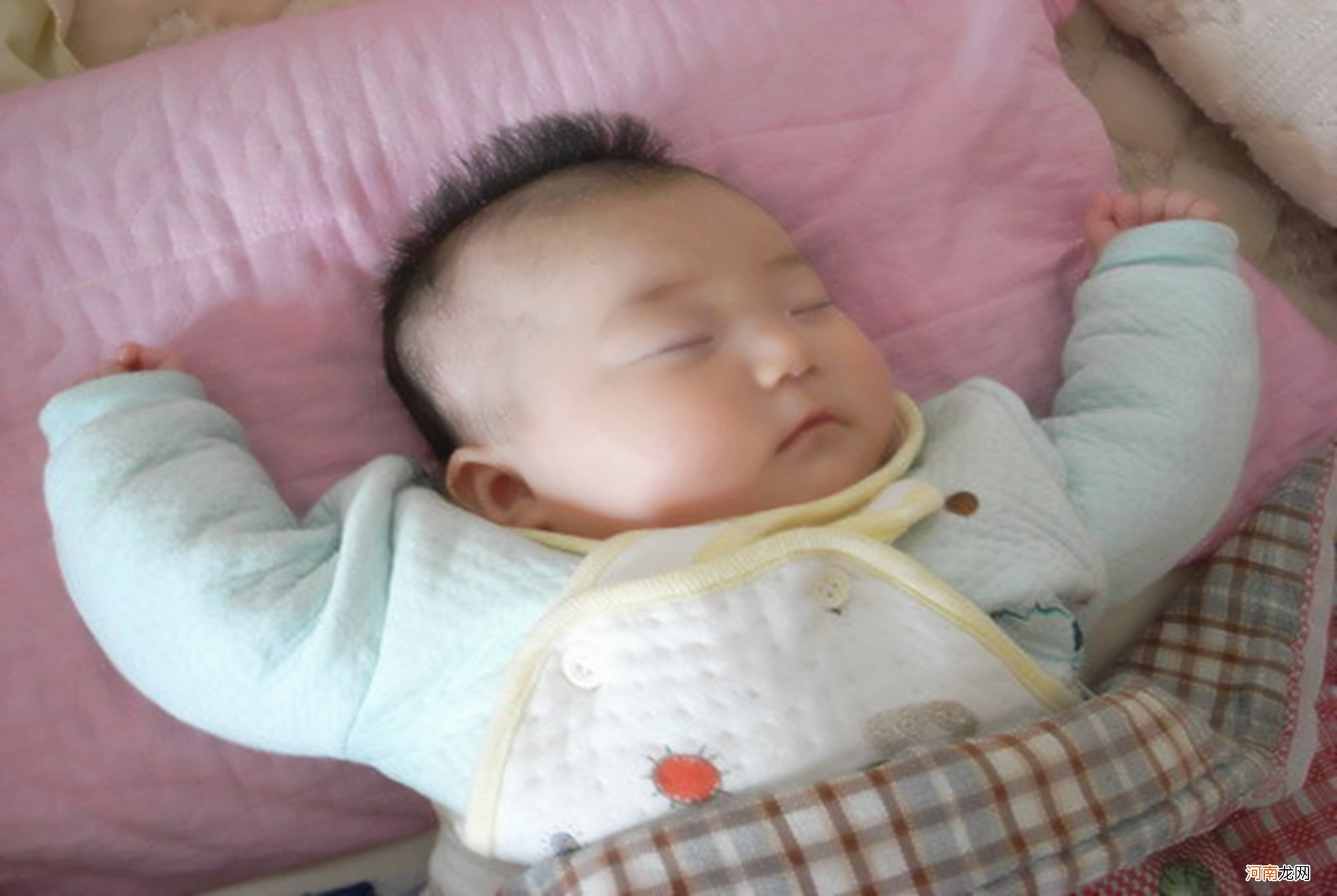 美国儿科学会建议：宝宝采取这个睡姿，有助于发育，减少睡眠风险