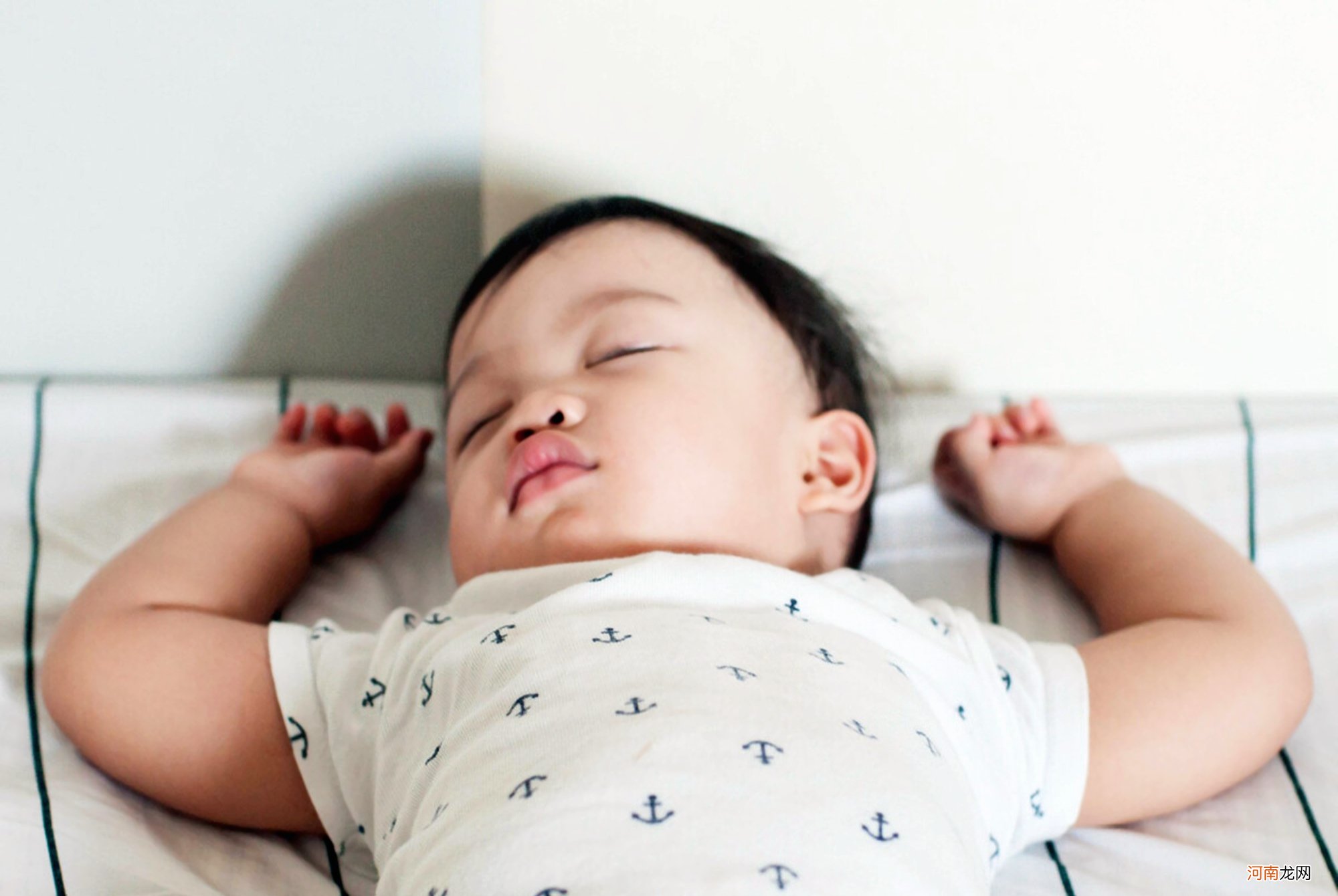 美国儿科学会建议：宝宝采取这个睡姿，有助于发育，减少睡眠风险