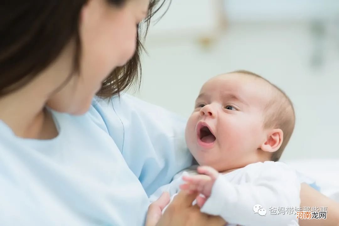 3种常见抱娃方式，对宝宝脊椎伤害很大