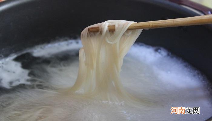 梦见吃面条周公解梦 梦见梦见吃面条是什么意思