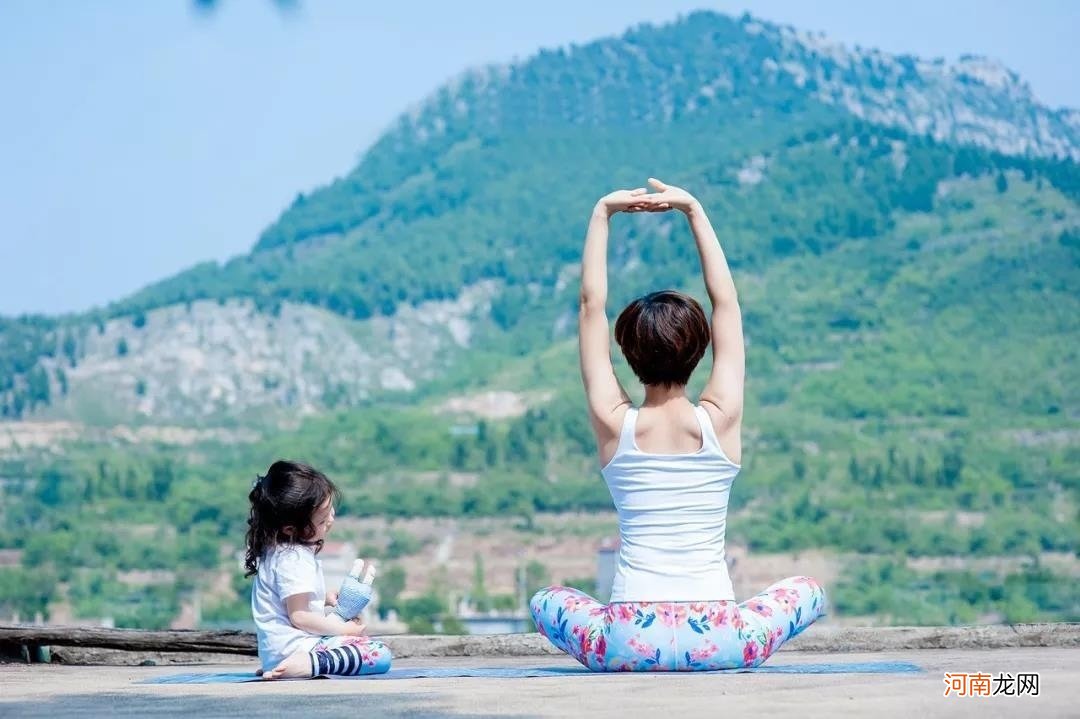 3岁的娃模仿能力达到高峰，比起做父母，你应该先学会“做样子”