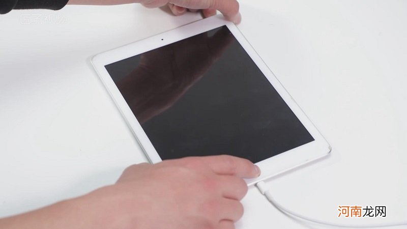 ipad黑屏打不开但是有声音怎么办