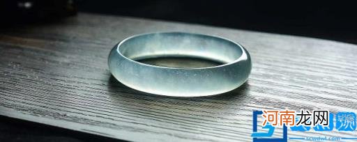 鸡油黄翡翠手镯相关知识 什么是鸡油黄翡翠手镯